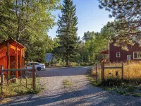 Glacier National Park-cozy, rustic home w/ hot tub, just 6 minutes to the park Hotels in Coram