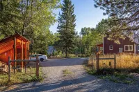 Glacier National Park-cozy, rustic home w/ hot tub, just 6 minutes to the park