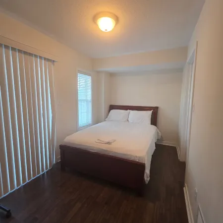 Cozy Private Room with En-suite in Central Barrie