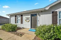 The Salty Breeze Beach House ~ 15 mins > Navarre & Pensacola Beach