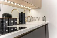 Central Leeds Apartment by Station - Sleeps 7 - Hot Tub