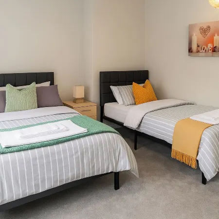 2 Bed Home - Parking, Wifi, Smart Tv