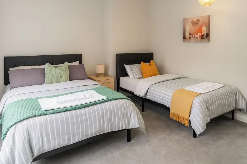 2 Bed Home - Parking, Wifi, Smart Tv - 2-Star