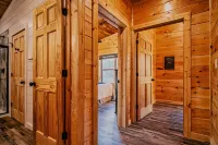 Stylish New 5BR/4BA Cabin Steps from Dollywood