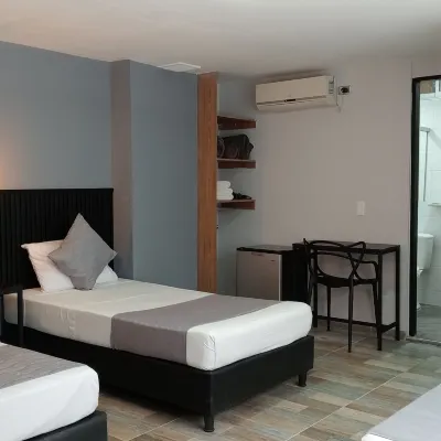 Hotel Palmas del Estadio Hotel dekat Stasiun Santa Lucía