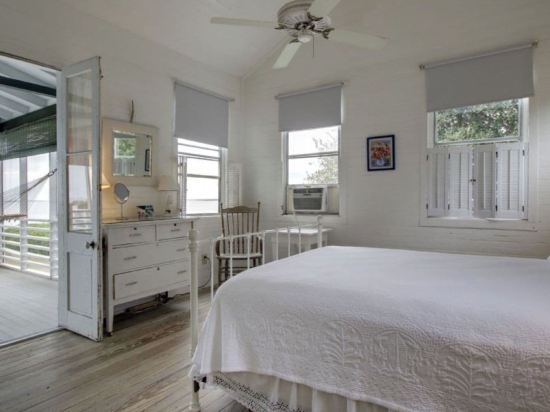 1111 Middle Street by Avantstay Charming Historic Cottage Featured in "dear John" Movie Beach Access