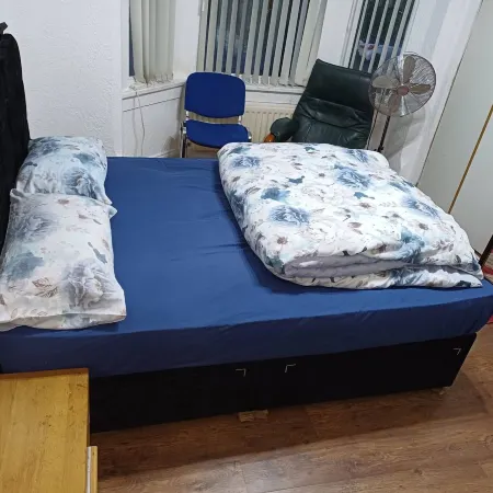 Room-furnished Spacious Double Room Near