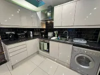 Stylish 2 Bed Flat Parking Sutton Coldfield