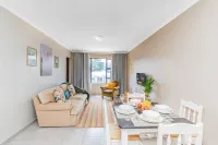 No2 Airville Indigo,9 min Drive to Cresta Mall - Condos
