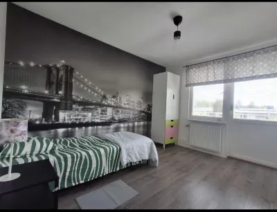 Fully Renovated 4BR Home with Modern Kitchen Hotels in 