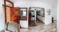 Serene Thatched Roof Retreat in Faerie Glen, Pretoria - مسبح خاص