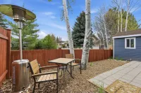 Cozy Queen, Private Bathroom and Entryway - Condos