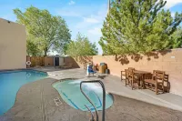 Econo Lodge Inn & Suites - Rooftop Pools