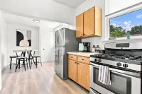 The White House - Close to campus + downtown - lots of room for everyone - บังกะโล