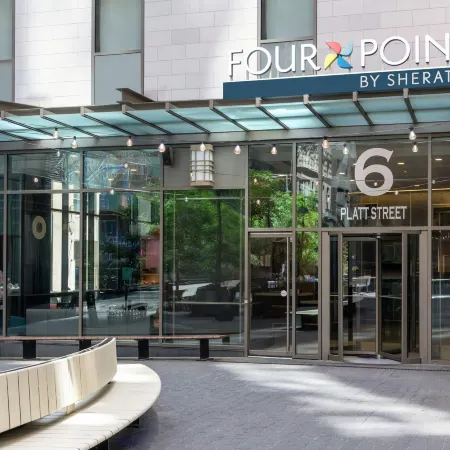 Four Points by Sheraton New York Downtown Отели рядом с достопримечательностью «Станция PATH Exchange Place»