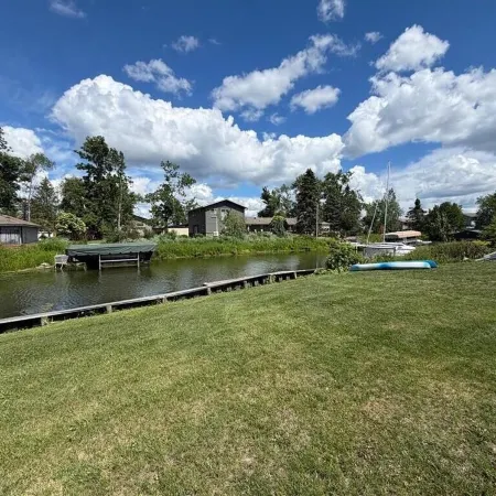 Dockside Retreat on the Canal on Lake Bemidji- 4BR, 3BA-Hot Tub-Fireplace!