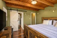 Cabin Mountain View Retreat • Hot Tub, Game Room, Fire Pit, Pizza Oven - balcony