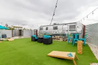 Airstream Oasis in Joshua Tree w spa and Fire pit - Apartments