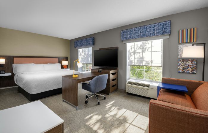 Hampton Inn & Suites State College at Williamsburg Square