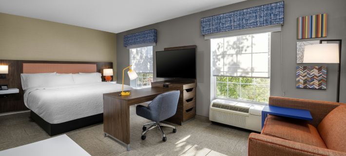 Hampton Inn & Suites State College at Williamsburg Square Отели в г. Сентр Каунти