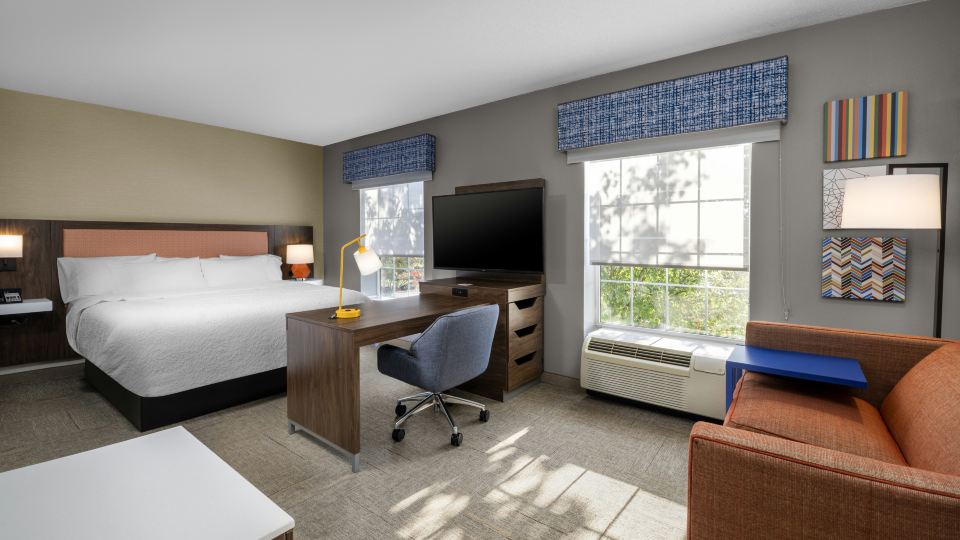 Hampton Inn & Suites State College at Williamsburg Square