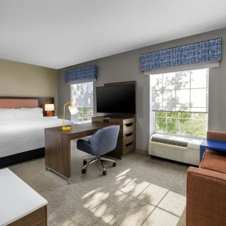 Hampton Inn & Suites State College at Williamsburg Square