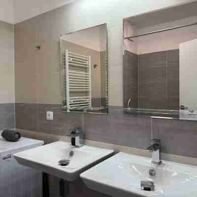2 Bed Apartment Sleeps 6 - Free Parking - Pets Others