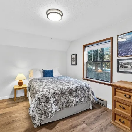 Pines & Peace by Avantstay Log Cabin + Wraparound Deck + Grill Mins to Ski & Lake