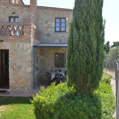 House with Private Garden in the Crete Senesi
