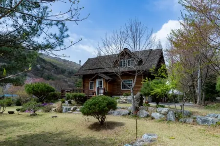 Goesan Songnisan Tongnamu Pension Отели рядом с достопримечательностью «Shinpoong Hanji Maeul»