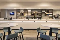 倫敦斯坦斯特德機場希爾頓歡朋酒店 - 酒吧