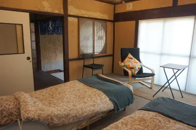 Enjoy a Rich Time at Ond Iroriva House with Art JR狩留賀濱站附近的飯店