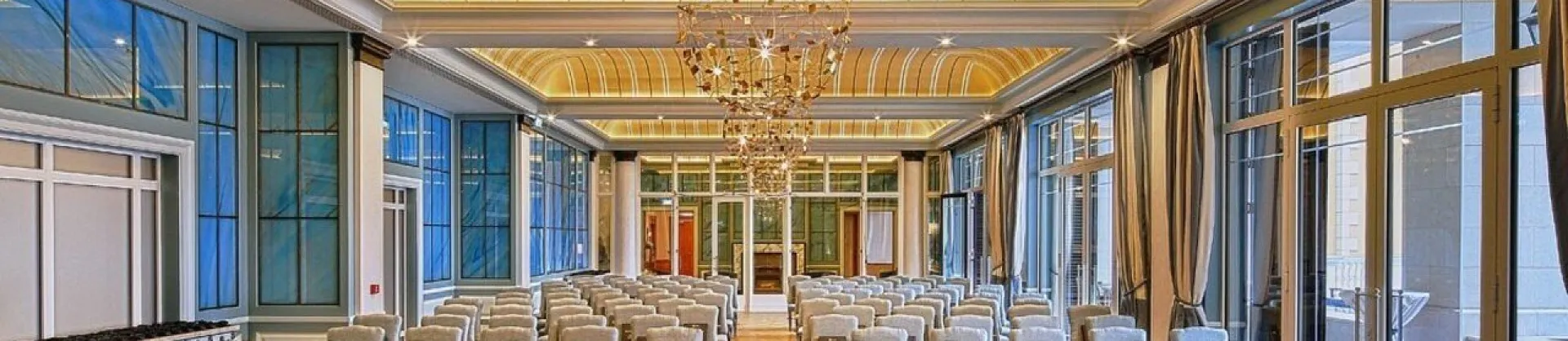 Khách sạn cao cấp