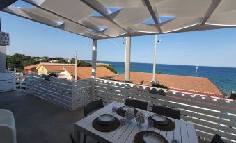 Apartment in a Villa a Stones Throw from the Sea