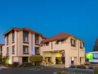 Holiday Inn Express & Suites SANTA CLARA - SILICON VALLEY by IHG Отели рядом с достопримечательностью «Торгово-развлекательный квартал Сантана-Роу»
