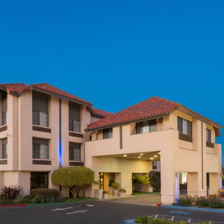 Holiday Inn Express & Suites SANTA CLARA - SILICON VALLEY by IHG Отели рядом с достопримечательностью «Сантана Роу»