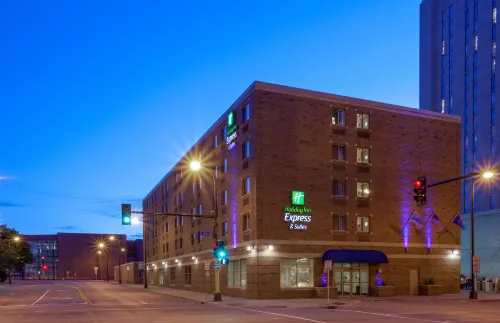 Holiday Inn Express & Suites MINNEAPOLIS-DWTN (CONV CTR) by IHG فنادق في مينيابوليس