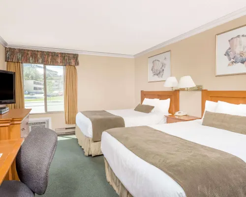 Howard Johnson by Wyndham Downtown Kamloops Отели в г. Камлопс