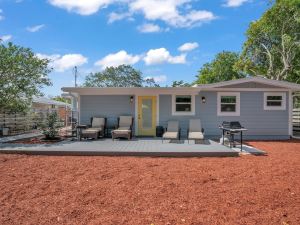 Private Cozy Sarasota Home 3 Bedroom Home by Redawning