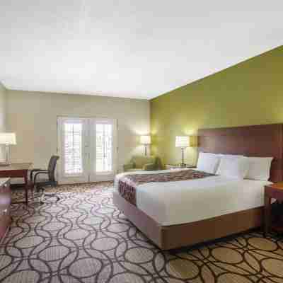 La Quinta Inn & Suites by Wyndham Conference Center Prescott Rooms