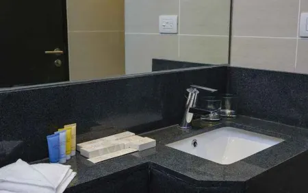 Savoy Hotel Mactan Cebu near Newtown Beach Отели в г. Лапу-Лапу