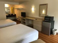 Travelodge by Wyndham Fayetteville - 2-Star