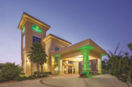 La Quinta Inn & Suites by Wyndham Jacksonville TX Hotel di Jacksonville