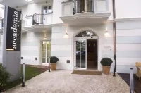 Accademia Hotel Отели рядом с достопримечательностью «Монументальное кладбище Римини»