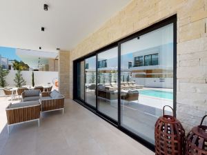 Sanders Konnos Bay Erato - Beautiful 4-Bdr Villa with Side Sea View