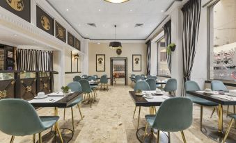 a modern dining room with several tables and chairs arranged for a group of people to enjoy a meal together at Napoleon