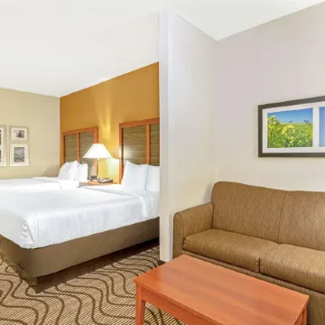 La Quinta Inn & Suites by Wyndham Midwest City - Tinker AFB