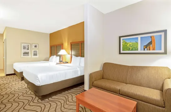 La Quinta Inn & Suites by Wyndham Midwest City - Tinker AFB