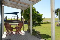 Camp Waipu Cove Hotel dekat Picnic Table & Lookout Point