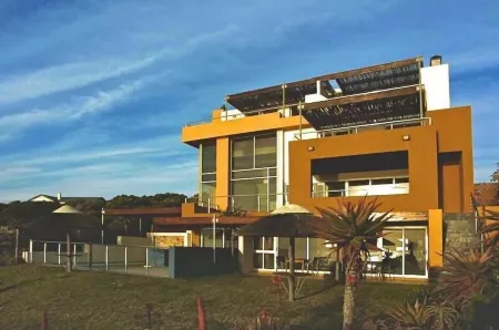 Crayfish Lodge Sea & Country Guest House Отели в г. Greater Hermanus